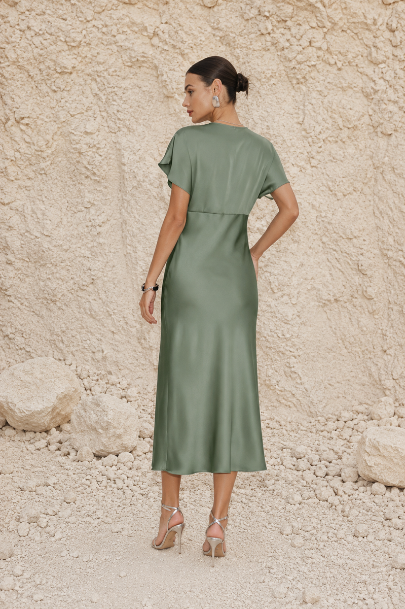 Robe en satin col V vert sauge