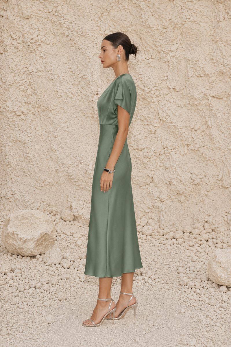 Robe en satin col V vert sauge